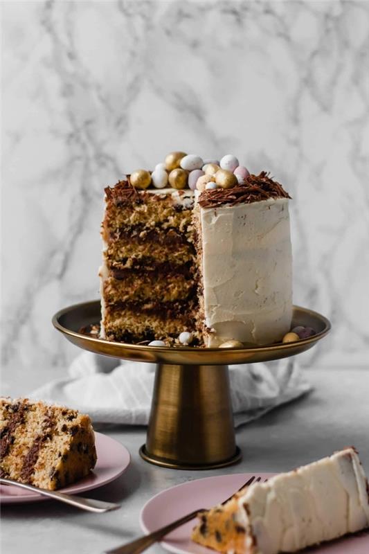 gourmet påskdessert för att behaga gästerna, choklad och brunt smörlager tårta täckt med smörkrämglasyr