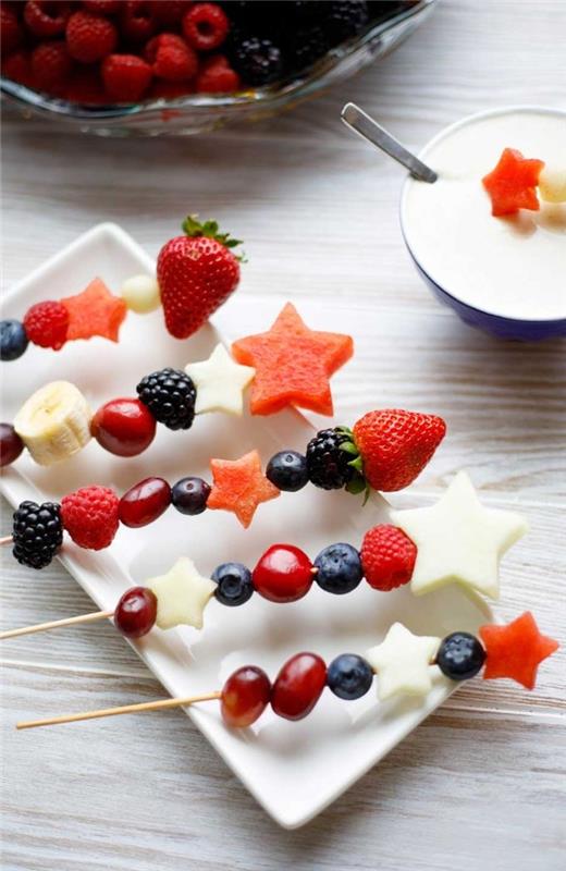 recept na sezónny ovocný aperitív podávaný s vanilkovým jogurtom, ľahký dezert na zábavu