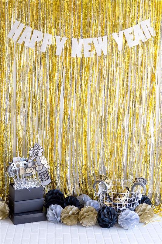 gardin med glittrande guldkanter, bokstäver gott nytt år, pappersblommor på vit mark, dekoration för gott nytt år