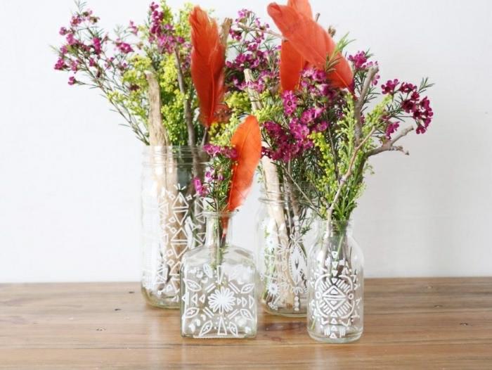 Alcune idee artigianali per decorare la casa, Bottiglie di vetro e barattoli decorati come dei vasi per fiori