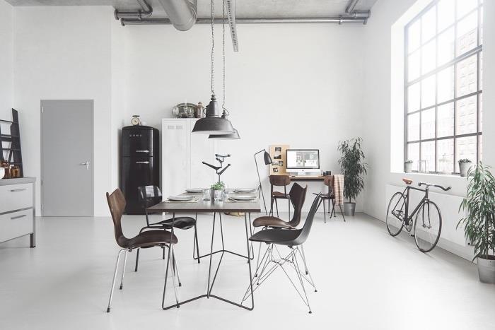 škandinávsky nábytok v škandinávskom, priemyselná jedáleň ,, stôl a stolička z dubového a hnedého kovu, priemyselné závesy, biely škandinávsky príborník, čierna chladnička, bicykel, pracovný priestor, stôl