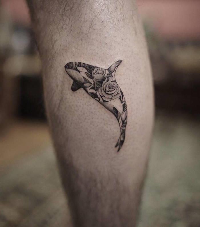Tetovanie s teľaťom, tetovanie na nohe, vzor kvetov orca, kvety