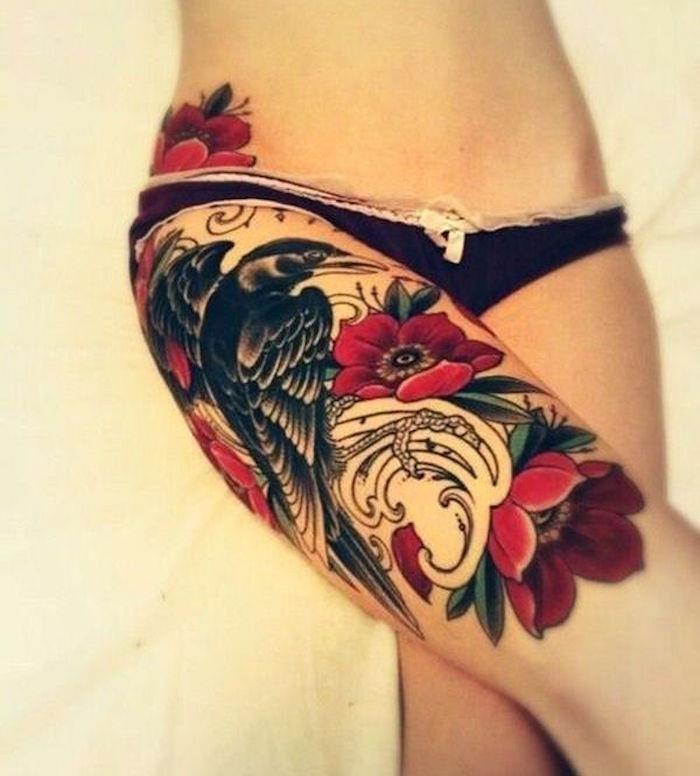 tetovanie na nohe sexy tetovanie na stehne žena červené ruže a čierny havran