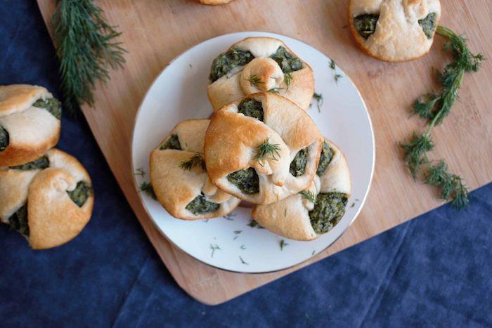 vegetariánsky aperitív lístkové cesto so špenátom, predjedlo z lístkového cesta pre mimoriadny aperitív