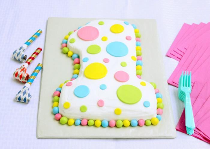 كعكة عيد ميلاد طفل على شكل رقم مغطاة بعجينة السكر