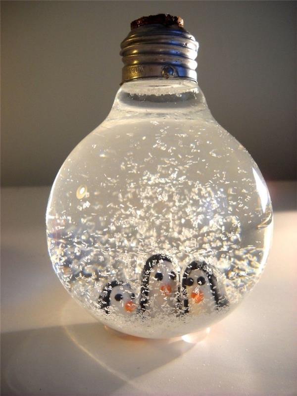 originálne recyklačné remeslo s použitou žiarovkou sa zmenilo na snehovú guľu tučniakov