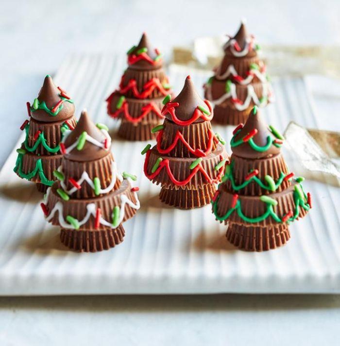 originálny nápad vianočný stromček v bobónoch s farebnou cukrovou dekoráciou kreatívny recept na vianočnú čokoládu