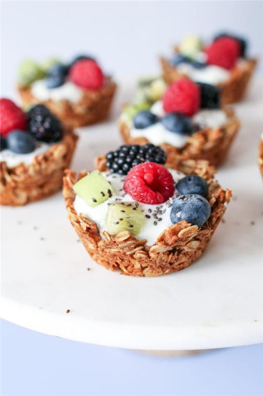 mini tårtor, havregryn och kokosolja korgar, kanel och grekisk yoghurt fyllning med färsk fruktkräm