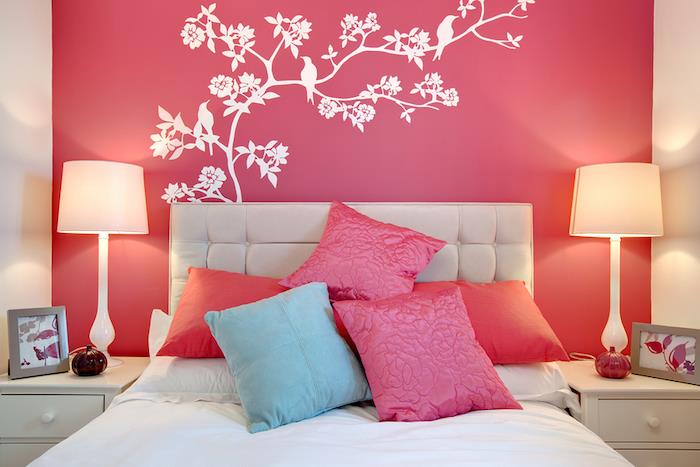 koralovo ružová stena spálne a tyrkysové vankúše
