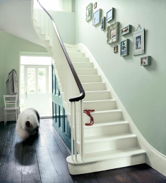 myšlienka maľby chodby a vchodu, pastelovo zelené schodisko v kontraste so zábradlím a parketami z tmavého dreva