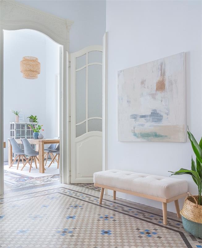 rymlig entré med vinylgolv cementplattor i neutrala toner och mycket ljusa pastellblå väggar, lugnande hall deco idé