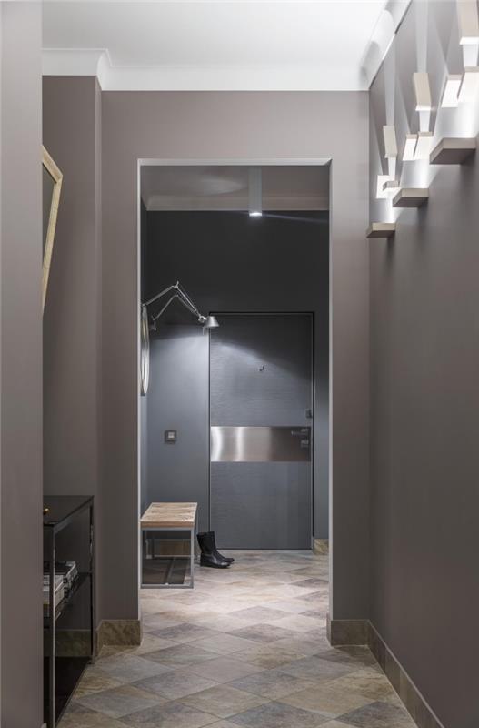 ljus taupe och grå färg på väggarna i denna moderna korridor med naturstengolv i samma ton