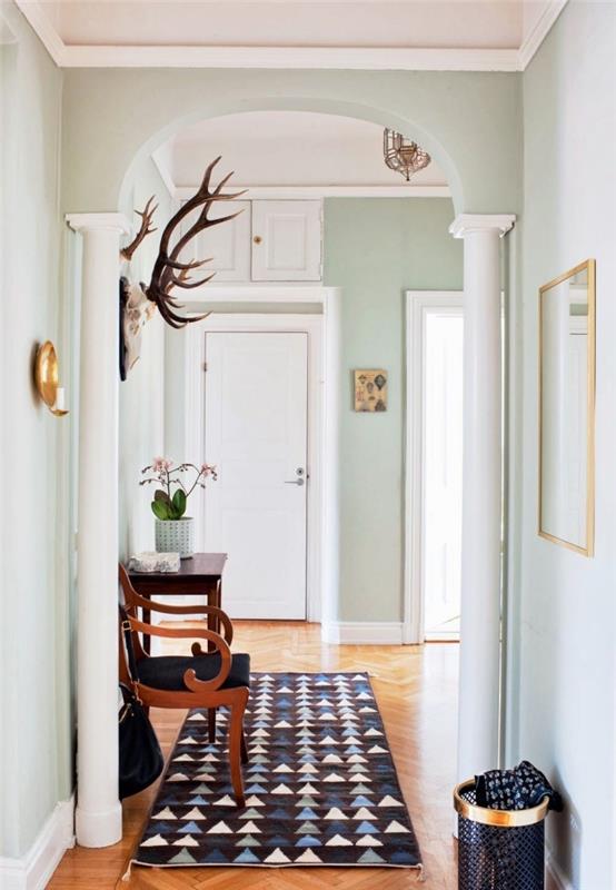 de mintgröna väggarna i det mycket ljusa vattnet kombineras underbart med de goda trägolven och det vitmålade boiseriet för att skapa en varm atmosfär i hallen, vilken färg ska man måla en hall med många dörrar