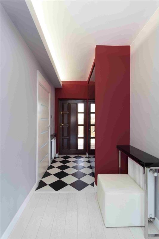 červená, biela a svetlo šedá chodba s čierno -bielou kockovanou imitáciou vinylovej podlahy