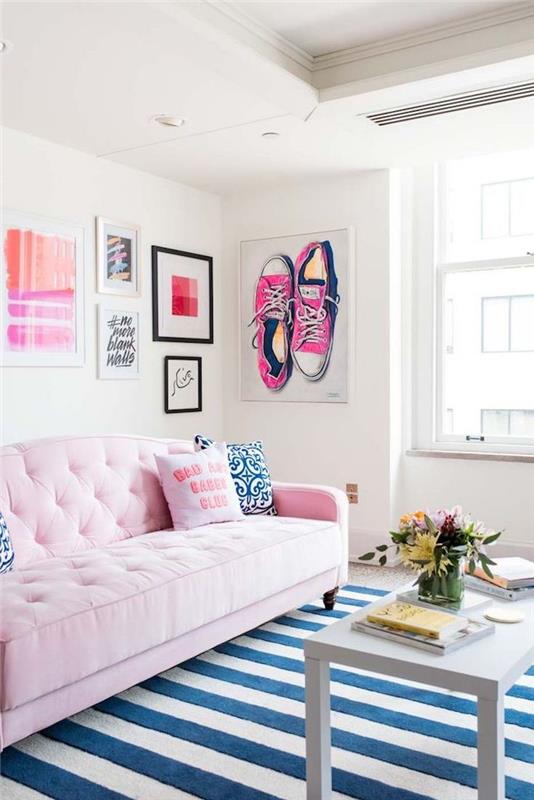 interiör i levande färger, knappad soffa i pastellrosa med dekorativa kuddar i rosa och blått