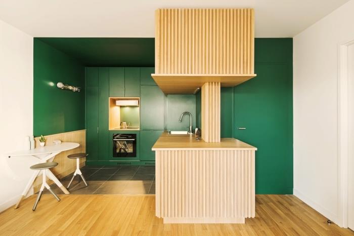 ديكور مطبخ باللون الأخضر والخشب ، فكرة تصميم مطبخ مفتوح مع أثاث أخضر بدون مقابض