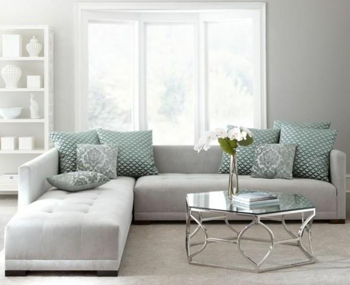 Idee arredamento soggiorno, divano con isola, tavolino di vetro forma irregolare