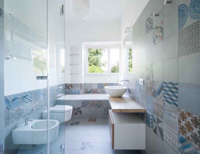 patchwork cementové dlaždice v jemných tónoch, ktoré pokrývajú steny a podlahu tejto kúpeľne plné jemnosti a svietivosti