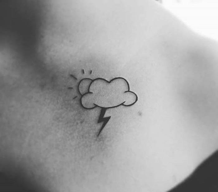 malé tetovanie na ramene žena oblak slnko blesk nápad tetovanie kľúčna kosť