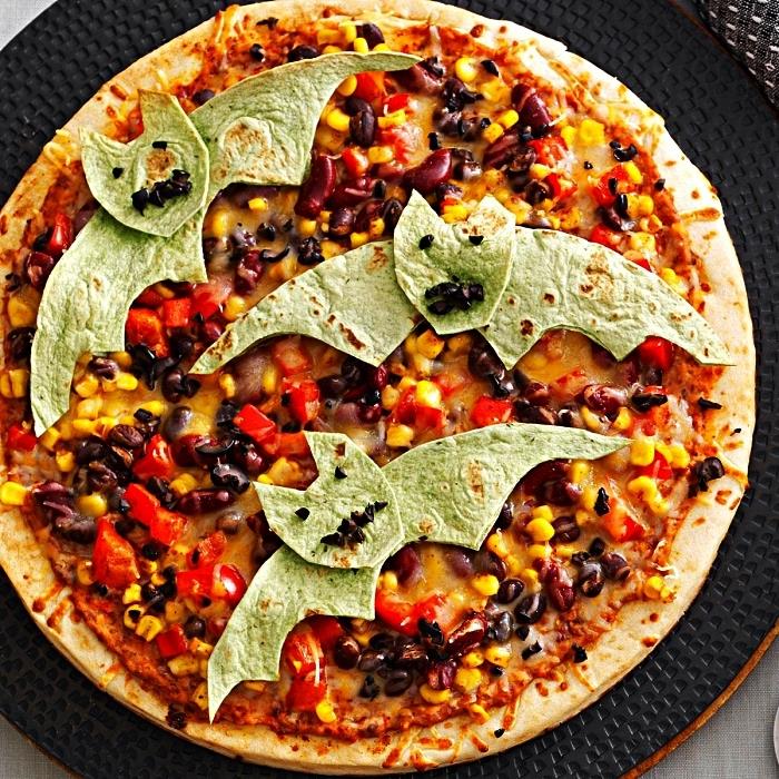 Mexická halloweenská pizza zdobená netopiermi v tortillách, originálny recept na halloweensku večeru