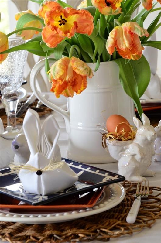 tulpan påskbord dekoration, keramik kanin ägg hållare, påsk kanin servett arrangerad i en vacker svart och vit tallrik