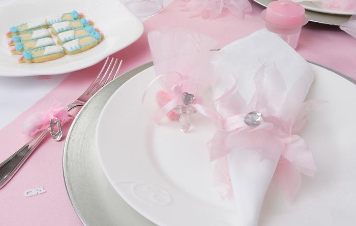 skladací nápad na obrúsok pre dievča narodeninové dekorácie na stôl pre dievčatá k narodeninám ružový obrus biela doska dekorácia obrúska ružová stuha