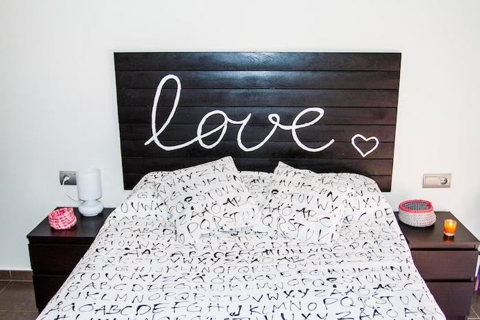 göra en mörkbrun plank trä sänggavel med ordet kärlek skrivet i vitt, grafiskt svartvitt sänglinne, brunt trä nattduksbord
