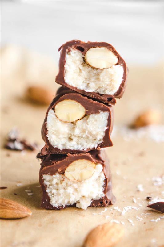 čokoládové tyčinky s čokoládovou polevou na strúhanom kokose a vrchných mandliach, čo jesť, ako schudnúť
