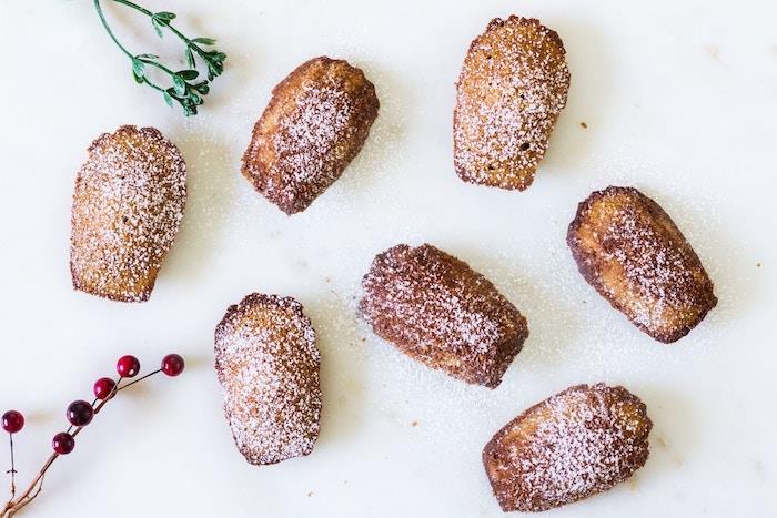 Jul madeleines recept med julkryddor beströdda med florsocker, fransk juldessert