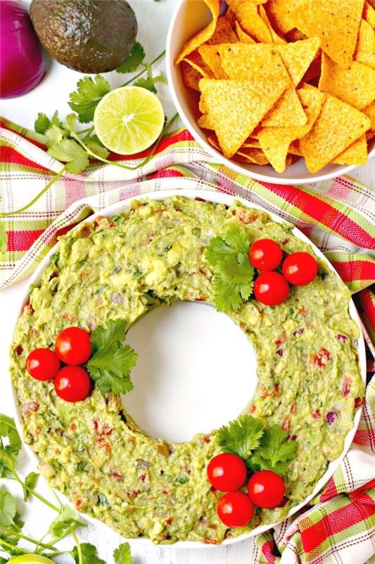 Vianočný veniec s mexickým guacamole ozdobený cherry paradajkami a petržlenovou vňaťou podávaný s tortilla chipsy, originálny vianočný aperitív, domáci dip