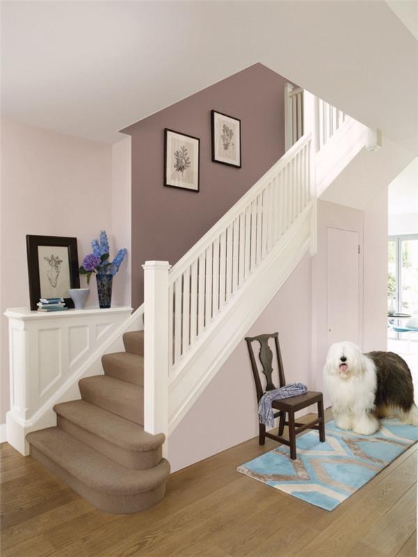 måla ett trapphus i två färger av samma ton, ljusrosa och gamla rosa färger som harmoniserar perfekt för att skapa en mjuk och feminin atmosfär i entrén