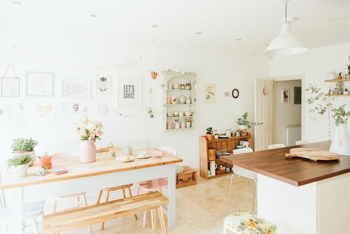 köks makeover -idé i pastellfärger, bänkskiva i trä, bord, bänk och stolar, pastellgrön hylla, rosa, grönt och pastellblått porslin, grå och vit väggdekoration
