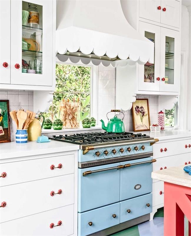 idé att renovera ditt kök, hur man byter handtag på möbler, köksfasad ommålad i vitt, ugn i pastellblått, vintagekök