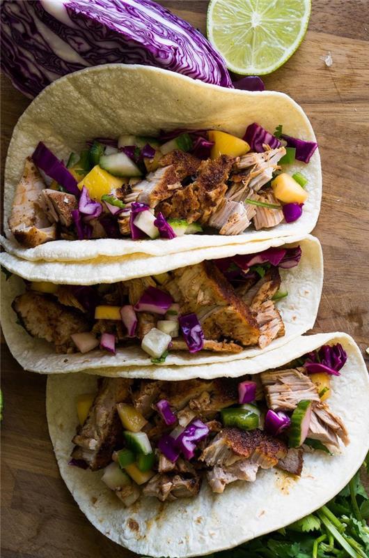 valentínske menu pre dvoch ideálne na filmový večer doma, domáce tacos s tuniakom a salsa omáčkou