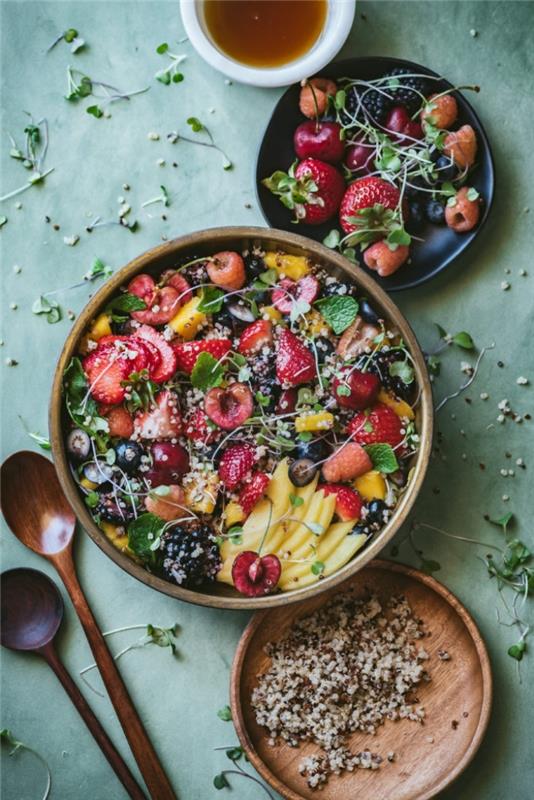 nápad na chudnúce raňajky z quinoa, ovocia a mikrozeleniny, ideálne na začiatok dňa správnou nohou