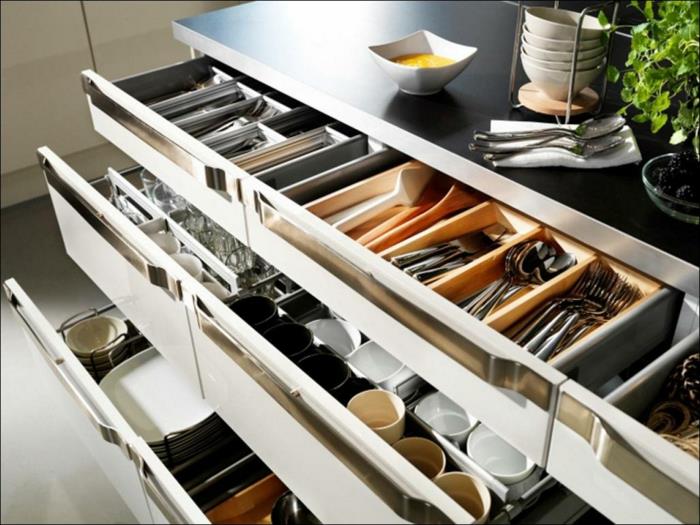 تخزين خزانة ، فكرة تخزين المطبخ ، سكاكين ، ملاعق ، شوك ، أكواب ، أطباق مرتبة في خزانة ذات أدراج متعددة