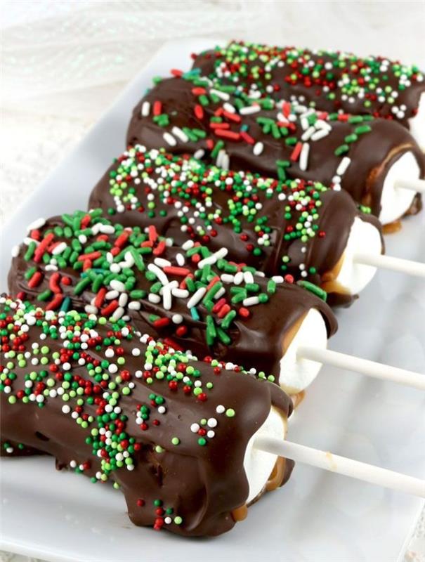 Julreceptidé till julmatet av bananer belagda med karamell och choklad med strössel och färgade sockerkulor