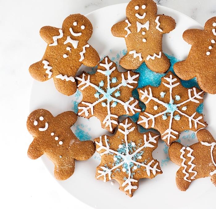 glutenfritt pepparkakor enkelt recept med fullkornsmjöl, snögubbsmotiv och snökolv med kunglig glasyr och blå imiterade snöströ