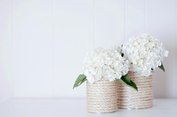 esempio di cose da creare in casa, idee regalo, dei vasi per i fiori decorati con della corda