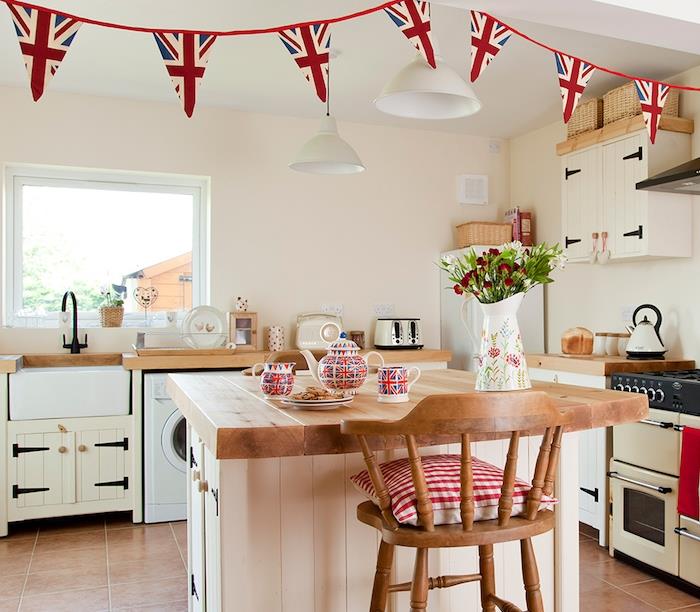 renovera ett kök, möbler målade om i vitvit, central träö med bänkskivor i trä, brunt kakel, dekoration i brittisk stil
