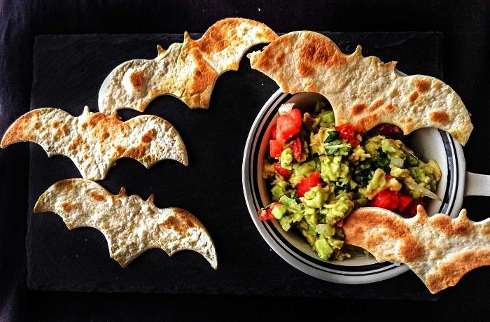 domáca guacamole omáčka s tortillami v tvare netopierov, originálny recept na halloweensku desiatu