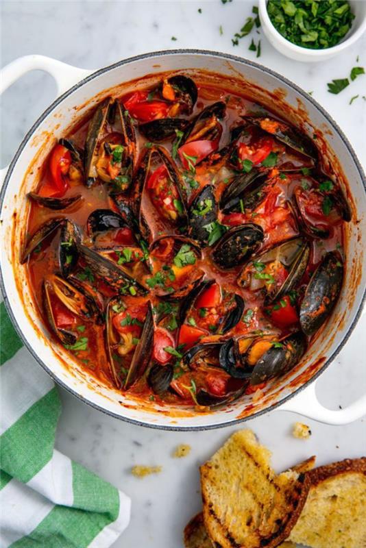 valentínske menu inšpirované stredomorskou kuchyňou, hlavný chod dusených mušlí v paradajkovej omáčke