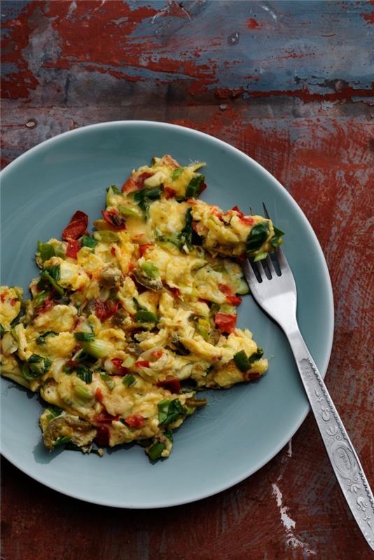 nápad na ľahké a rýchle večerné jedlo s nízkym obsahom sacharidov, recept na mexickú omeletu s paradajkami a paprikou