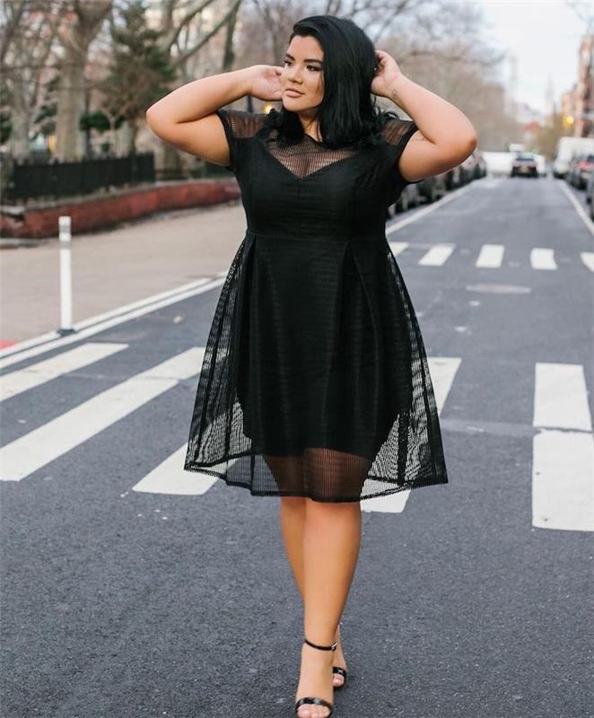 príklad moderných dámskych šiat čiernej veľkosti s priehľadnou sukňou nad ďalšou tesnou sukňou a priehľadnými rukávmi