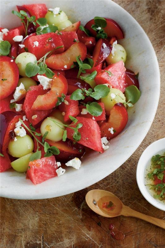 nápad na chudnutie, originálny domáci ovocný šalát z melónu, sliviek, vodného melónu a syra feta