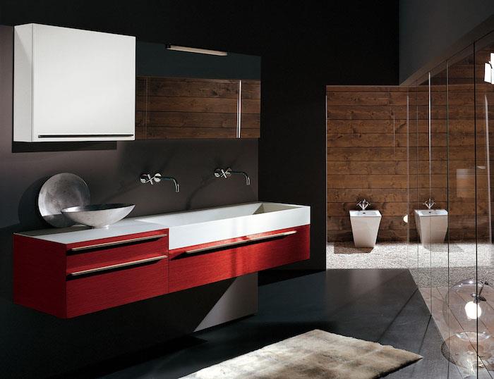 حمام حديث وديكور أسود وأحمر وخزانة خشبية وكابينة دش وأرضية سوداء