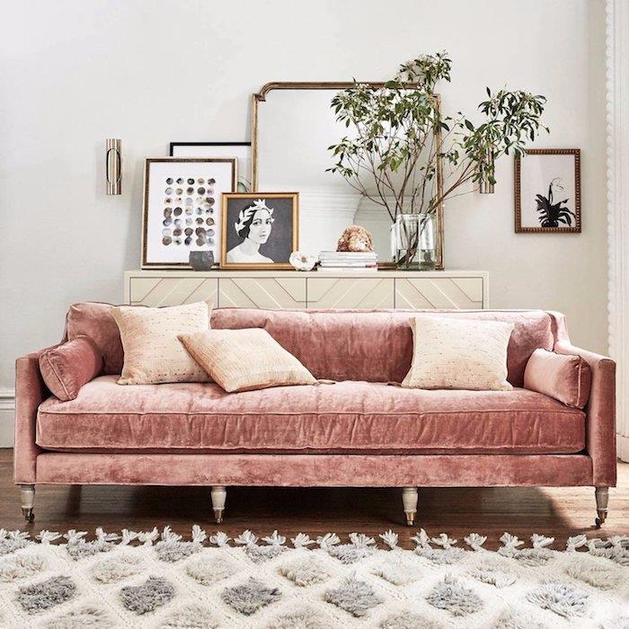 Ružový gauč chlpatý koberec, ktorý ladí s ružovou, ako ozdobiť svoju modernú spálňu