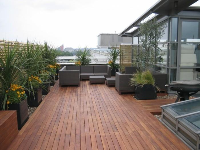 exempel på trädgårdsmöbler, brunt komposit träbeklädnad, antracitgrå soffa och bord, blomlåda, palmer
