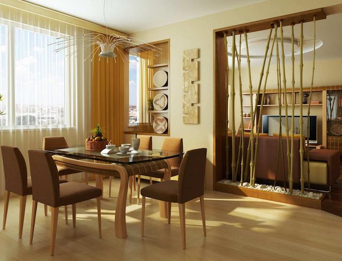 myšlienka oddeliť otvorenú kuchyňu od obývačky zvislými bambusovými vetvami
