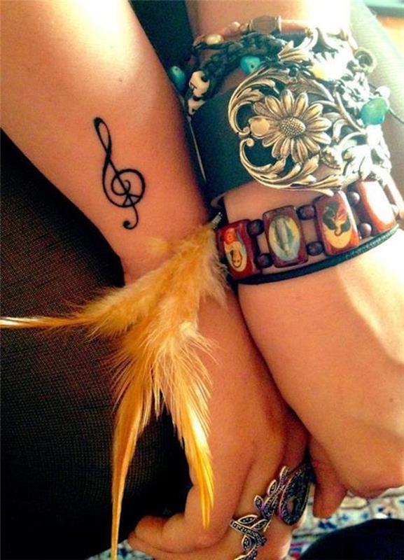 husľový tetovanie tetovanie predlaktia žena originálny nápad na malé hudobné tetovanie